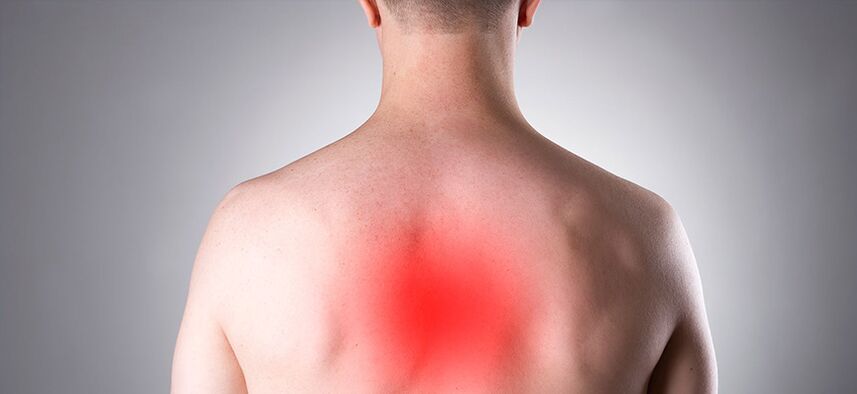 Pijn is het belangrijkste symptoom van osteochondrose op de borst