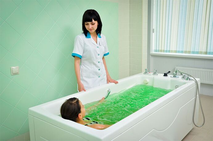 Het nemen van een therapeutisch bad is een effectieve procedure bij de behandeling van artrose