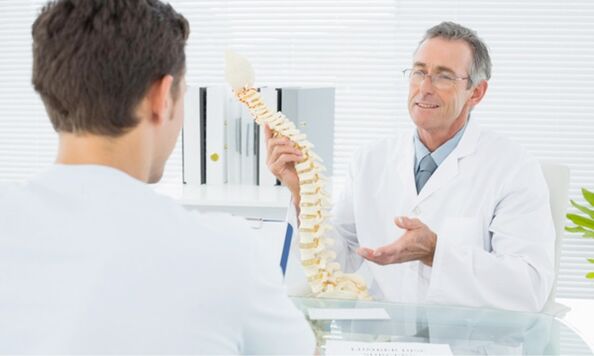 overleg met een arts voor thoracale osteochondrose