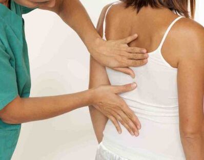 Een patiënt klaagt bij een doktersafspraak over pijn in de schouderbladen aan beide kanten