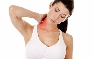 Pijn in de nek en schouderbladen trekken bij het draaien van het hoofd. 