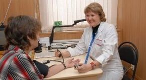 Meting van de bloeddruk bij de afspraak van de dokter